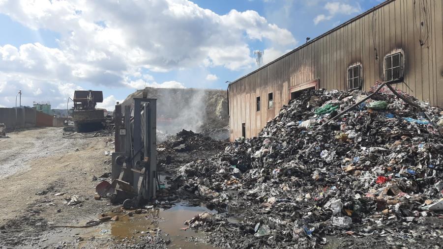 Squillace, spento il rogo di rifiuti dopo cinque giorni. Il punto della situazione (FOTO)
