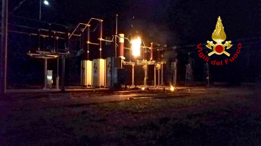 In fiamme un polo della distribuzione dell'energia elettrica: al buio Feroleto, Pianopoli e parte di Lamezia 