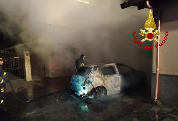 Lamezia Terme. Auto in fiamme su viale del Progresso: danneggiati anche altri veicoli