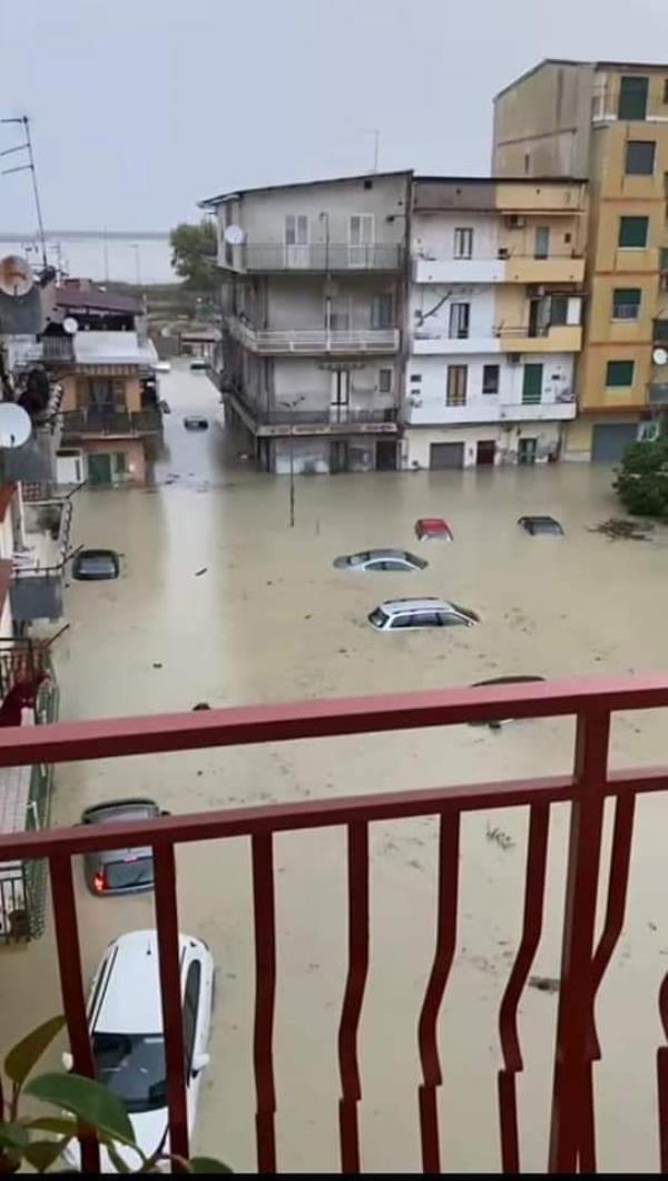Violento nubifragio  a Crotone. Il sindaco Voce: "Rimanete in casa". Danni anche in provincia (VIDEO)