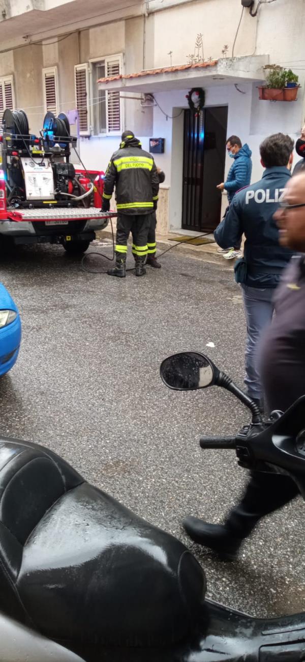 images Catanzaro. Incendio fatale a "Piano Casa": c'è un morto 