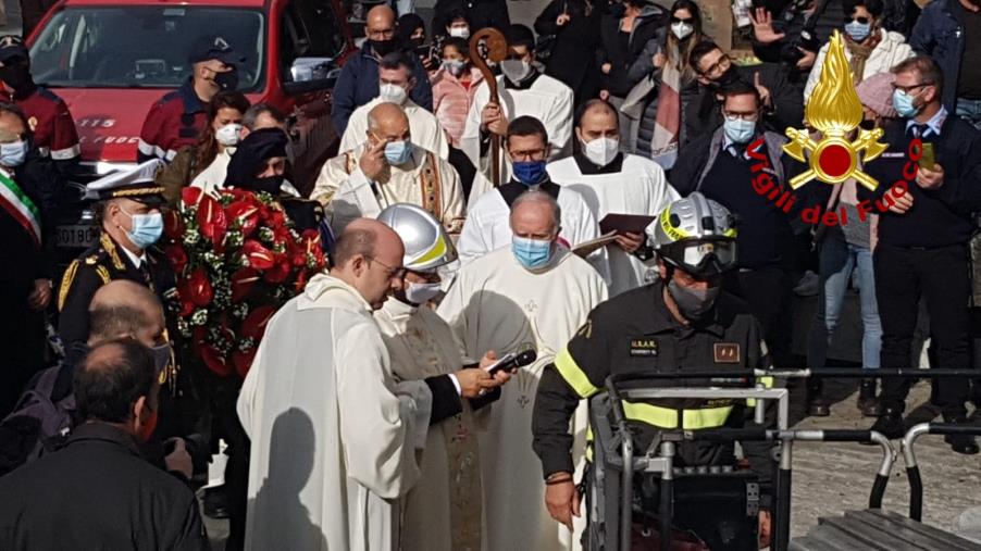 images Catanzaro celebra l'Immacolata. Il vescovo depone la corona con i Vigili del fuoco (VIDEO)