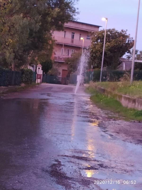 images Perdita d'acqua in località Petrizia, a Sellia Marina. Ripristinata la situazione 