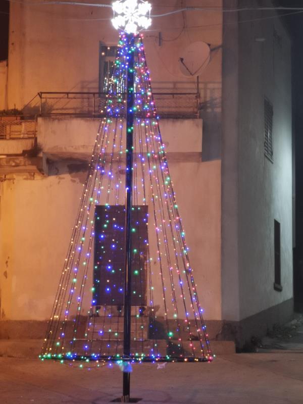 images Cropani. Anche la frazione Cuturella è pronta ad accogliere il Natale con l'abete che brilla di amore e di speranza