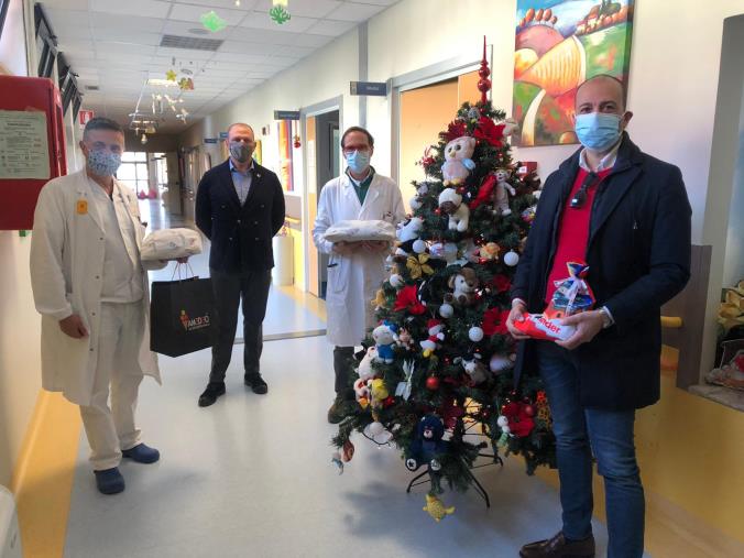 images La Befana di Vitambiente fa visita ai reparti pediatrici dell'ospedale Pugliese-Ciaccio