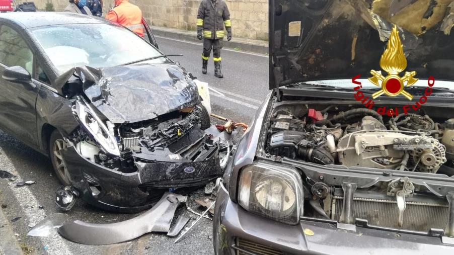 images Catanzaro. Scontro tra due auto a viale De Filippis: due feriti