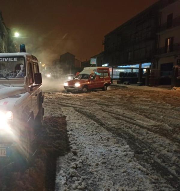 images Nevicata a Girifalco. I vigili del fuoco a lavoro tutta la notte per diversi interventi di messa in sicurezza