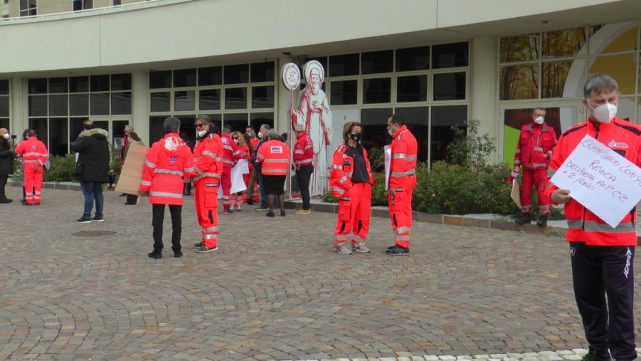 Il personale del 118 di Catanzaro manifesta in Cittadella