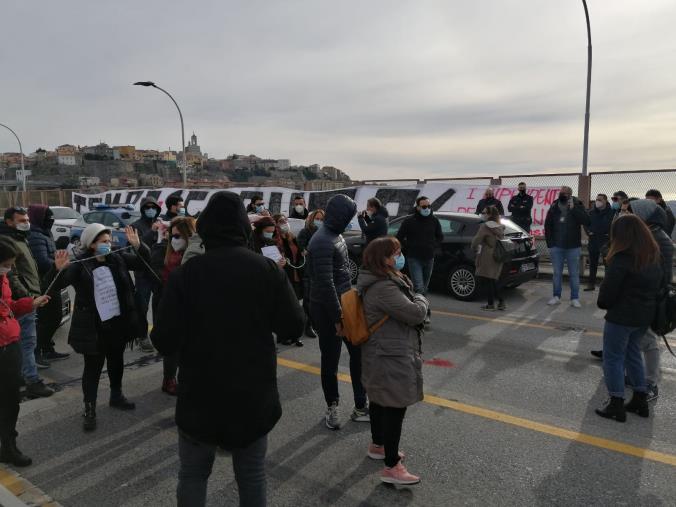 images Sant'Anna Hospital. Lavoratori e USB bloccano il traffico su Ponte Morandi: "Tempo scaduto"