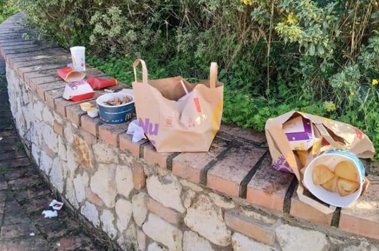 images Giovani bivaccano nel parco di Squillace Lido e poi lasciano i rifiuti: rabbia sui social 