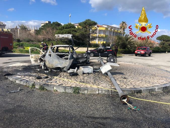 images Sbattono con l'auto a Guardavalle: la vettura s'incendia e gli occupanti si dileguano. Verifiche in corso