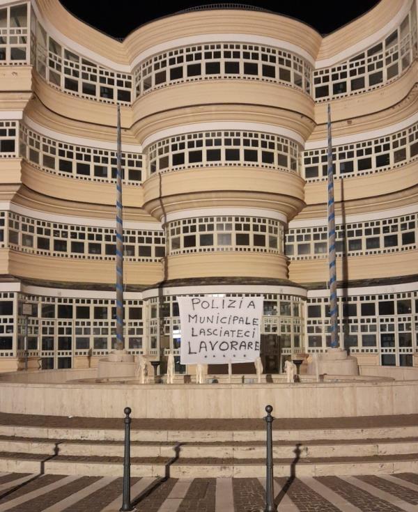 images Catanzaro. Al Politeama spunta un cartello con lo sfogo dei commercianti: "La polizia municipale ci lasci lavorare"