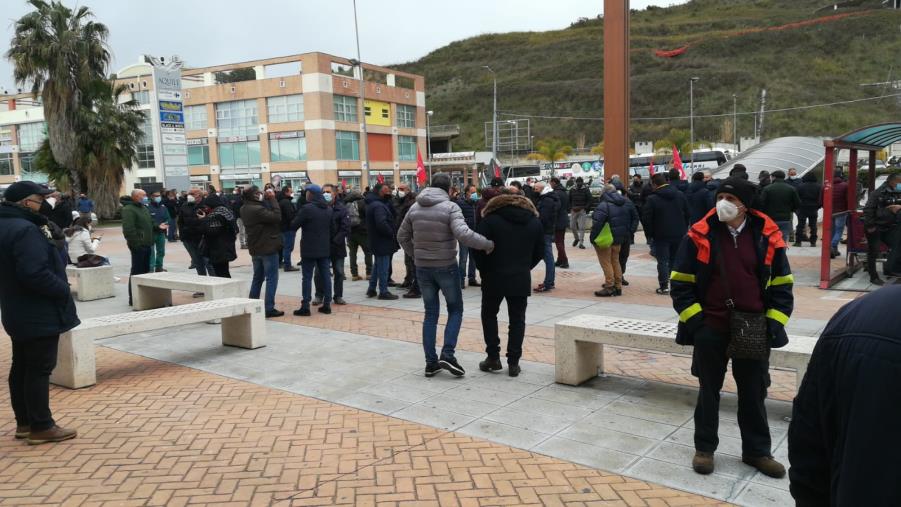 images Catanzaro. I lavoratori agroalimentari davanti alla sede di Calabria Verde: "Chiediamo il ritiro della cassa integrazione generalizzata"