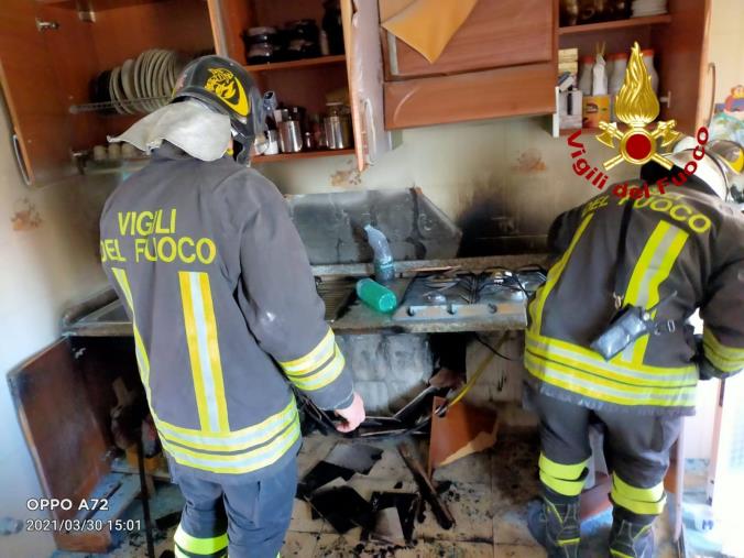 images Catanzaro. Incendio di un'abitazione con un'anziana all'interno: illesa