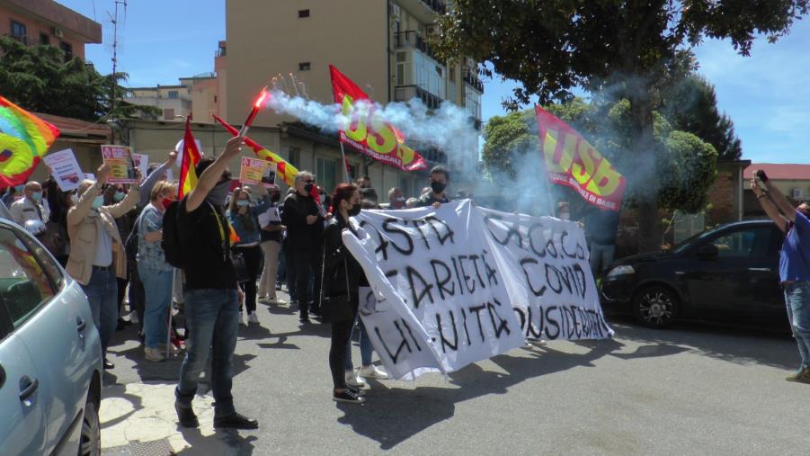 S.Anna hospital, il sit-in in attesa della riunione dei commissari: "L'indagine condanna i lavoratori"