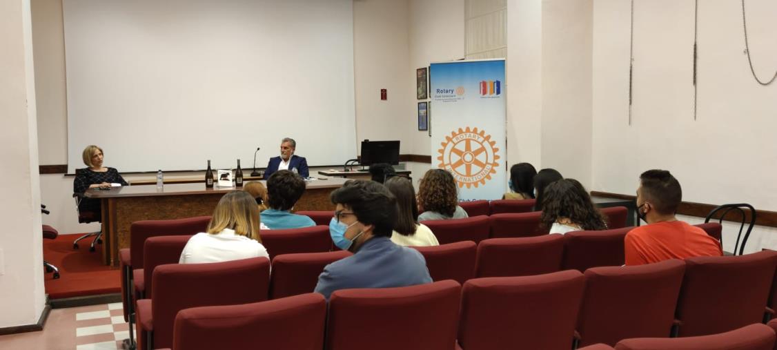 "Libri & bollicine". Presentati i "bisbigli del cuore" del catanzarese Maurizio Gimigliano