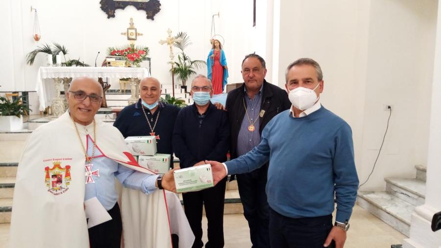 images Girifalco. Il dono dei Cavalieri Templari alla comunità: 500 mascherine a Chiesa e Comune