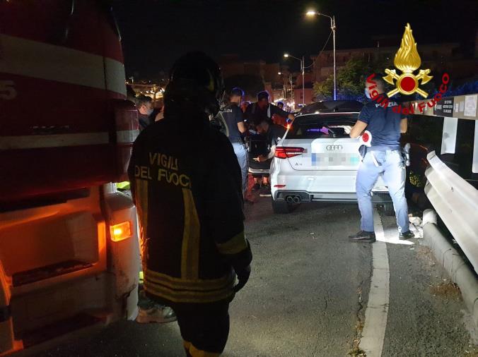 images Incidente nella zona sud di Catanzaro: un'auto perde il controllo e finisce contro il guardrail 