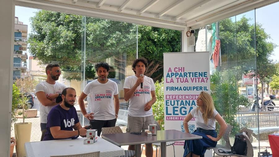 images Referendum eutanasia legale. Marco Cappato a Catanzaro: "In Calabria raccolte più di 6 mila firme"