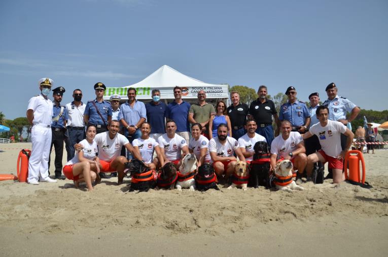 images Scuola Italiana Cani Salvataggio. Gli eroi a quattro zampe continuano a conquistare il cuore dei bagnanti: tappa a Cropani 