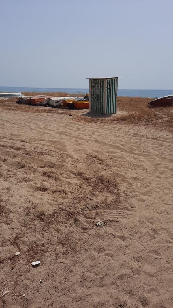 images Sellia Marina. Spiagge libere da ombrelloni, Rotundo: "Ma il mare pulito quando?"