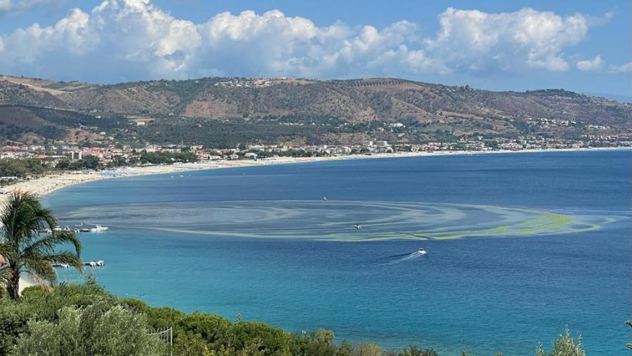 images Soverato, ancora melma verde in mare. Dopo il Codacons arriva la segnalazione dei residenti