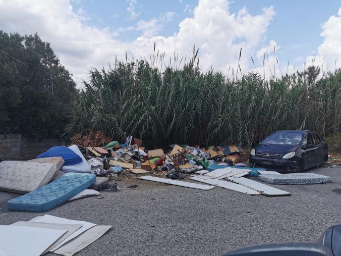 images Catanzaro. Degrado in Via Sicilia: I residenti segnalano una discarica a cielo aperto nel quartiere Sud della città