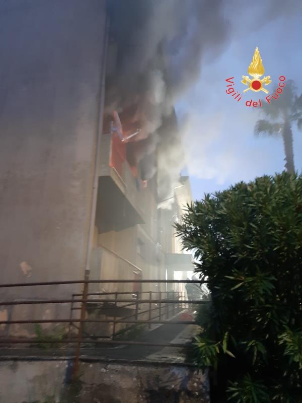 images Miglierina, incendio in una casa: evacuate sei famiglie 
