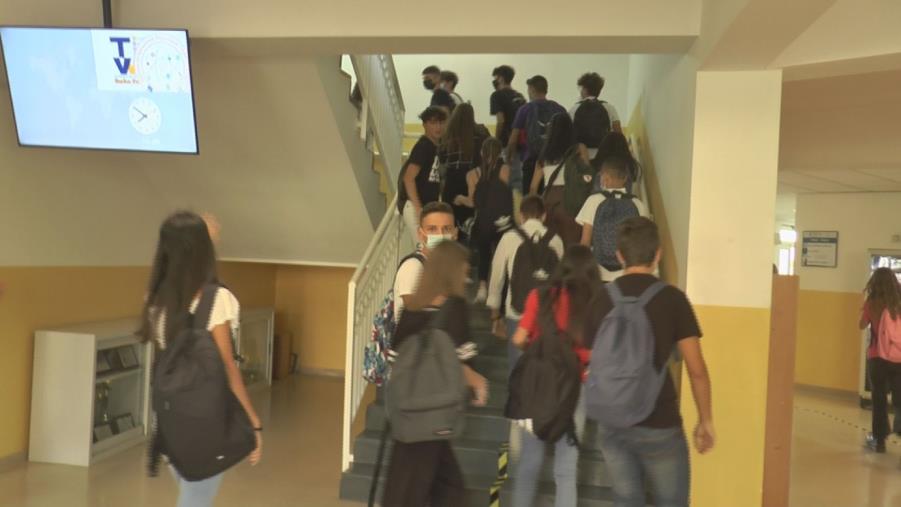 Primo giorno di scuola. Al Liceo Fermi di Catanzaro tanto entusiasmo, ma restano i problemi legati ai trasporti