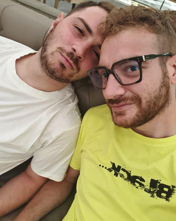 images "Ci hanno bruciato la macchina perché stiamo insieme", Massimo e Cosmo perseguitati dagli  omofobi a Manfredonia
