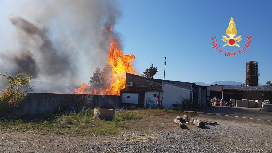 images Cosenza. Fuoco al tetto e alla parete esterna di un'attività commerciale: interdetto l'accesso ai locali