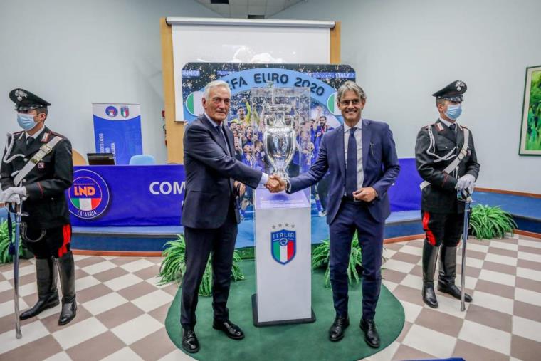 images Figc. Al Centro Tecnico Federale la visita del presidente Gabriele Gravina. Esposta al pubblico la Coppa Europa 
