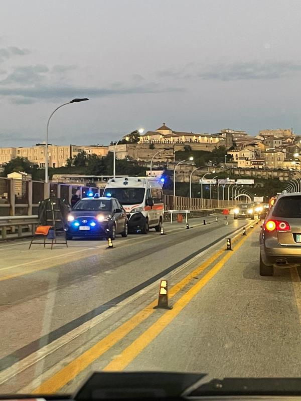 images Catanzaro. Voleva buttarsi dal Ponte Morandi: i carabinieri sventano un tentato suicidio 