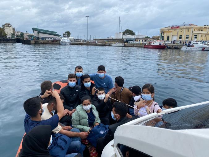 images Migranti, imbarcazione a vela soccorsa a circa 35 miglia da Isola capo Rizzuto: tratte in salvo 50 persone