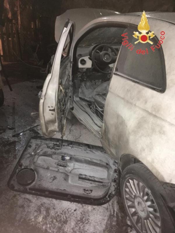 images Ritorna l'incubo delle bombe a Lamezia Terme: un'esplosione vicino allo stadio fa saltare in aria vetri e auto