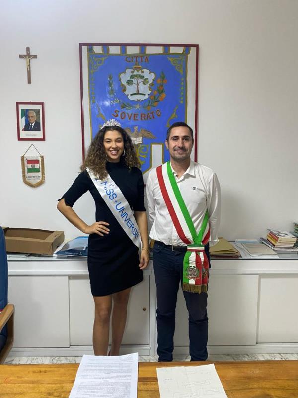 images Soverato. Spettacolo, Valeria Mancusi (Miss Universe Calabria - fascia Mediaseven) ricevuta dal sindaco Alecci