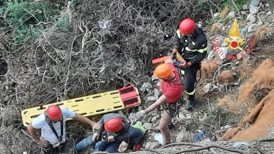 Precipita in un dirupo nel Reggino mentre lavora su una parete rocciosa, 34enne salvato dai vigili del fuoco