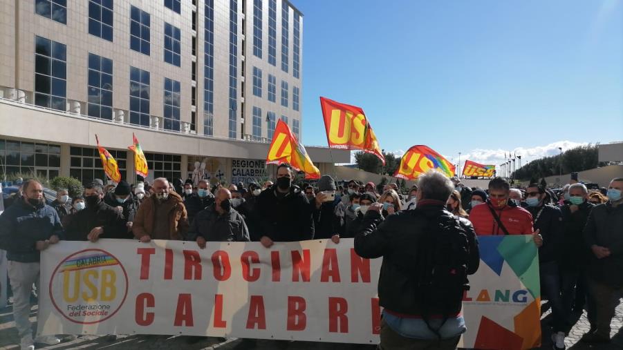 images Catanzaro. La protesta dei tirocinanti in Cittadella regionale: quasi 5000 attendono la stabilizzazione