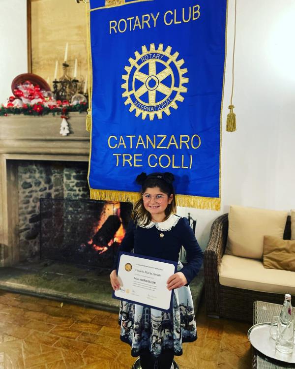images Catanzaro, la piccola Vittoria Comito insignita della prestigiosa spilla "Paul Harris Fellow" dal Rotary Club