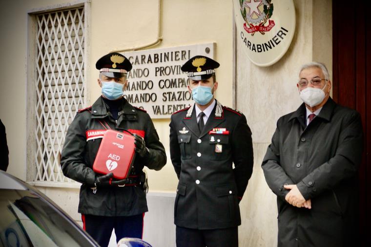 images La delegazione vibonese della Fondazione Umberto Veronesi consegna un defibrillatore ai Carabinieri 