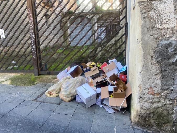 images Catanzaro, la mappa dei rifiuti arriva al San Giovanni: centro storico nella morsa della spazzatura 