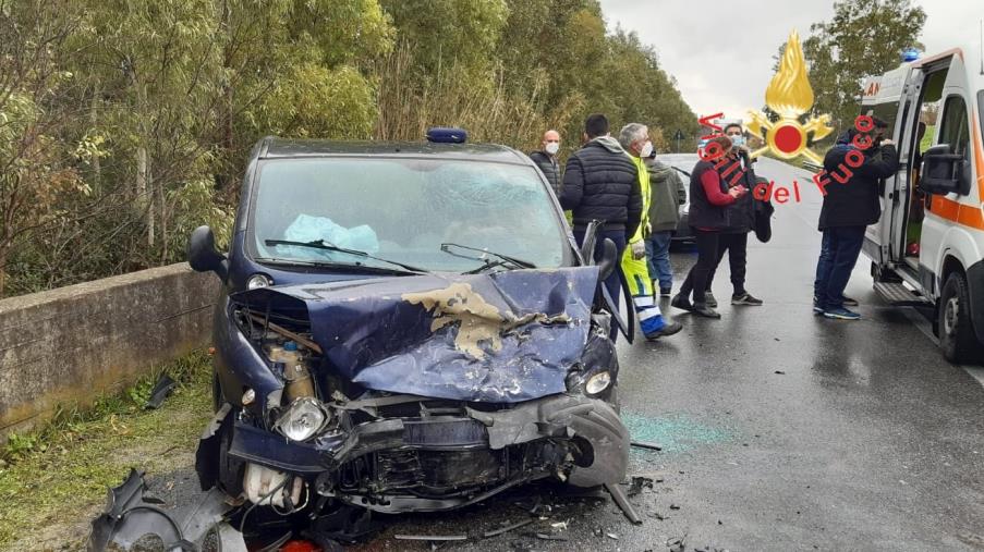 images Incidente tra due auto a Sant’Andrea: traffico bloccato sulla statale 106