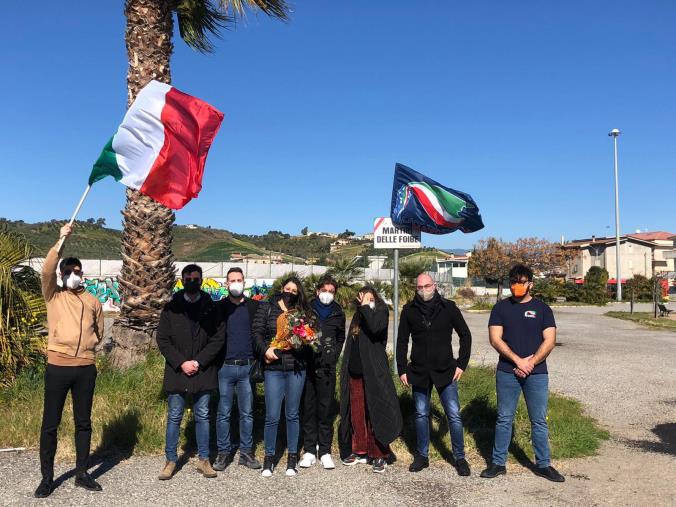 images Giorno del Ricordo, Gioventù Nazionale Catanzaro e Azione Universitaria omaggiano con un mazzo di fiori la memoria dei caduti