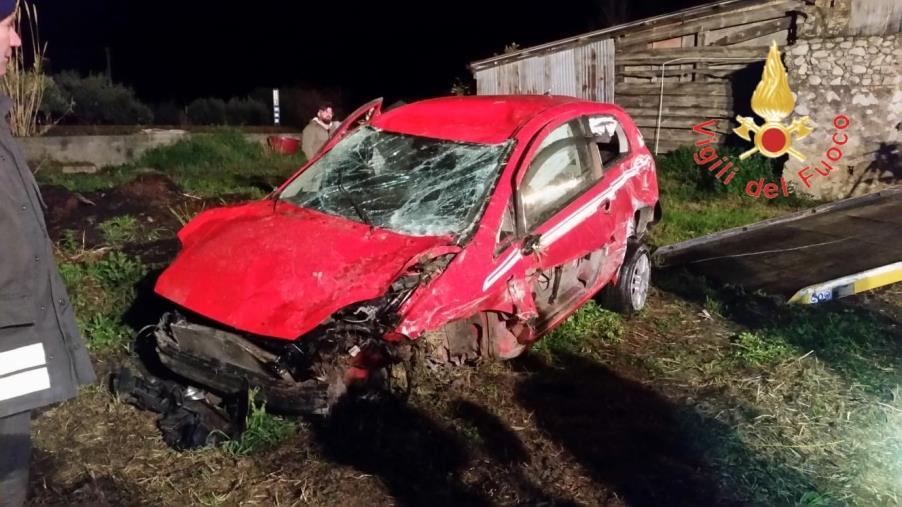 Incidente sulla statale 106 tra Badolato e Isca, un'auto finisce fuori strada: ferito un 21enne
