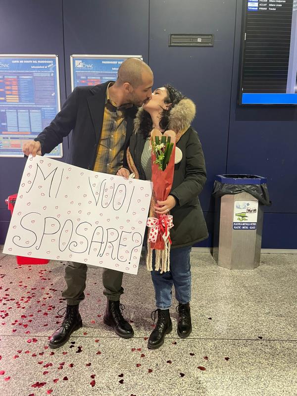 images Marzia e Giuseppe "convoleranno" a nozze: la proposta di matrimonio all'aeroporto