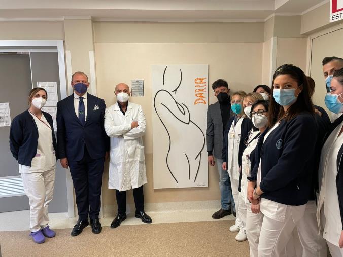 images Nuccio Loreti dona al reparto di Ostetricia e Ginecologia dell’Ospedale Pugliese-Ciaccio la sua nuova opera