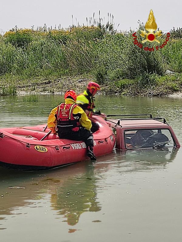 images Cirò, perde il controllo e l'auto finisce nel fiume: nessun ferito