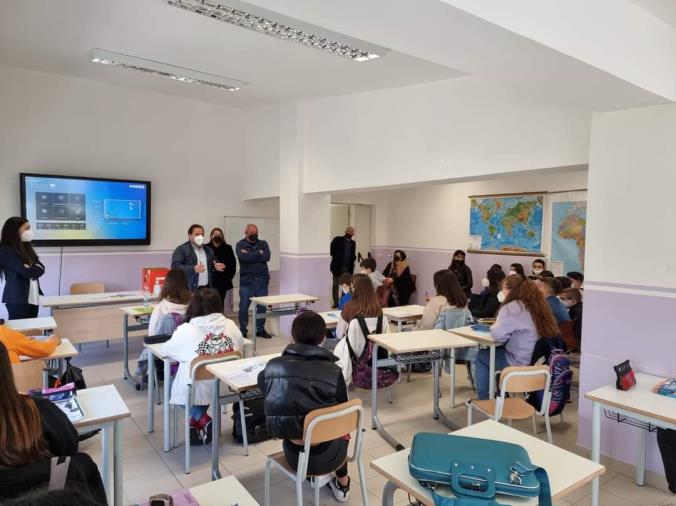 images Amaroni, l’Amministrazione Comunale regala la Costituzione Italiana agli studenti della Scuola Secondaria "Falcone e Borsellino"