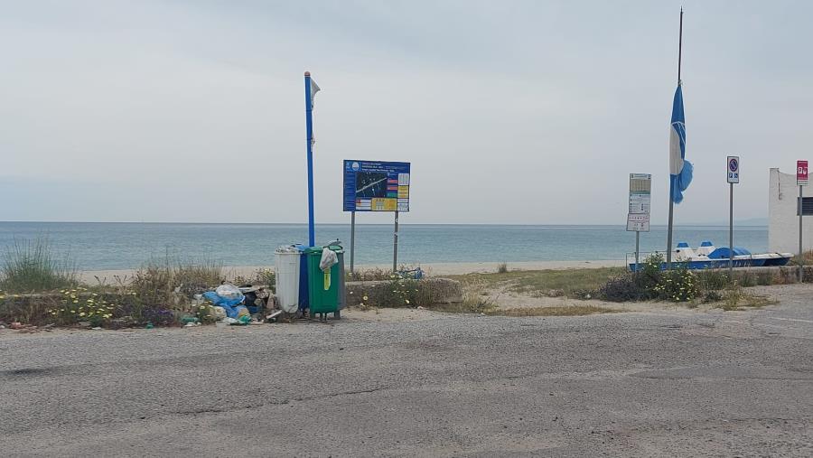 images Sellia Marina, in località 'San Vincenzo' troppi rifiuti: la denuncia di un residente