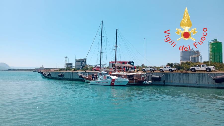 images Gioia Tauro, la barca va in avaria e imbarca troppa acqua: paura per due persone a bordo 